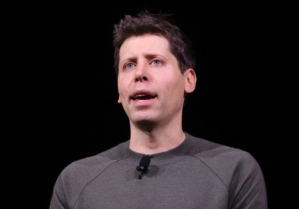 Sam Altman dando una charla. 