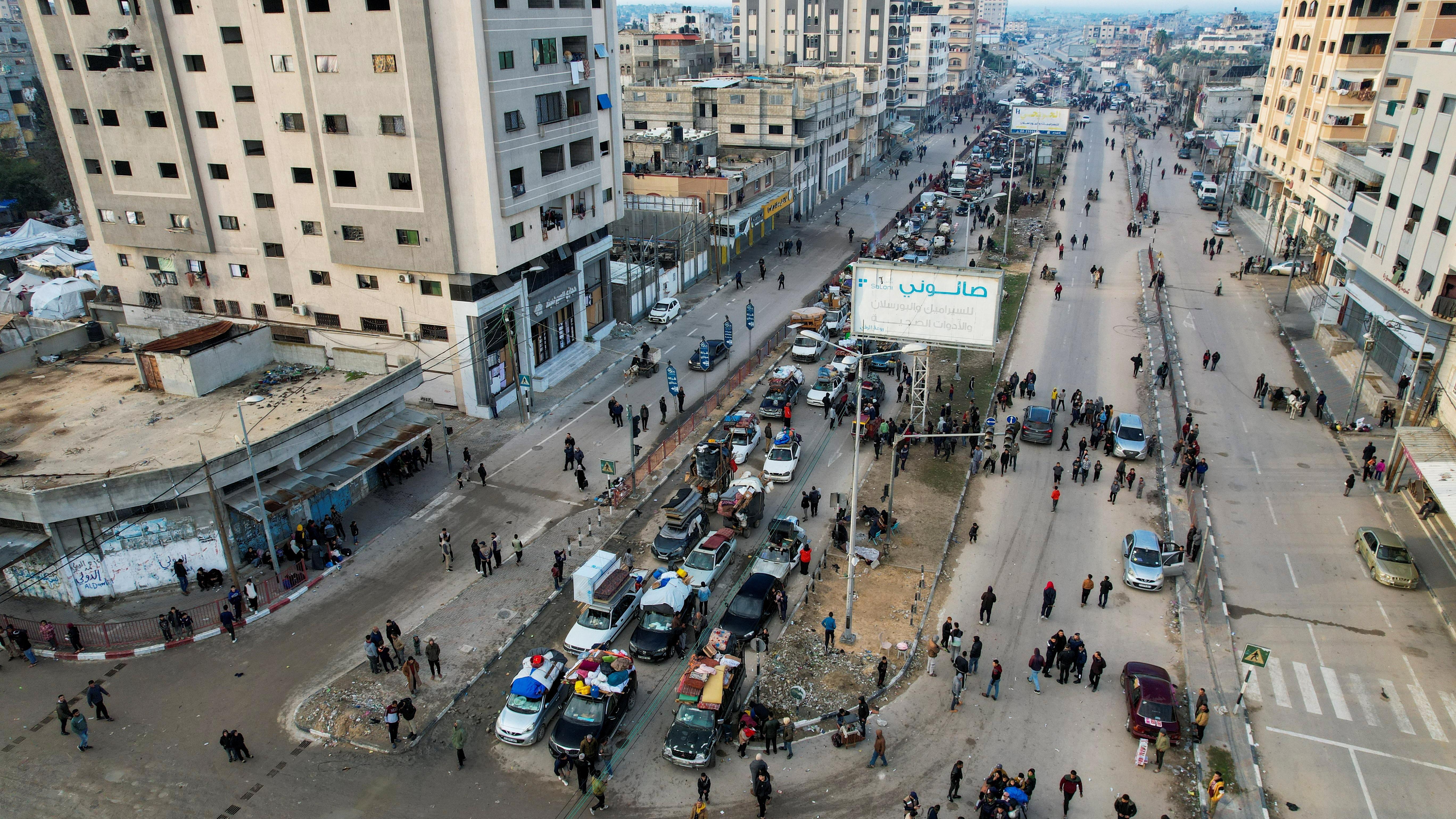 صورة التقطتها طائرة بدون طيار تظهر فلسطينيين نازحين ينتظرون السماح لهم بالعودة إلى منازلهم في شمال غزة.
