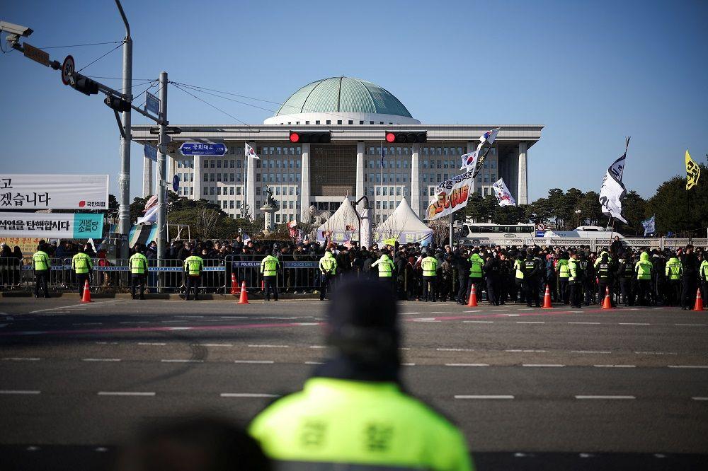 국회를 둘러싸고 있는 경찰과 시위대