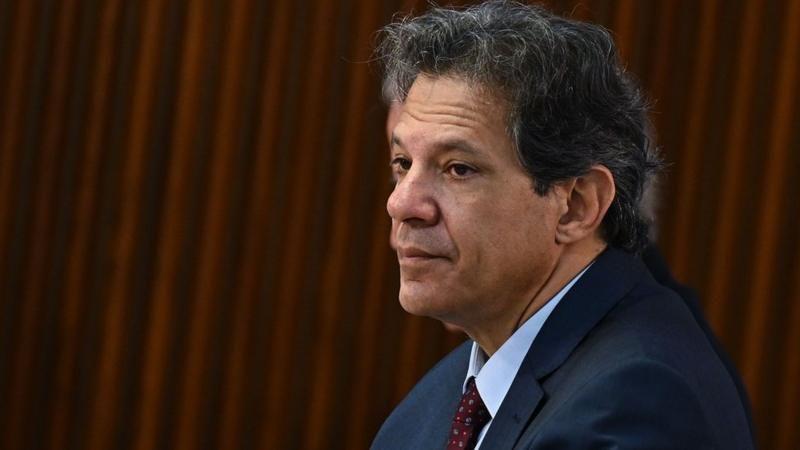 Haddad de perfil, com olhar sério