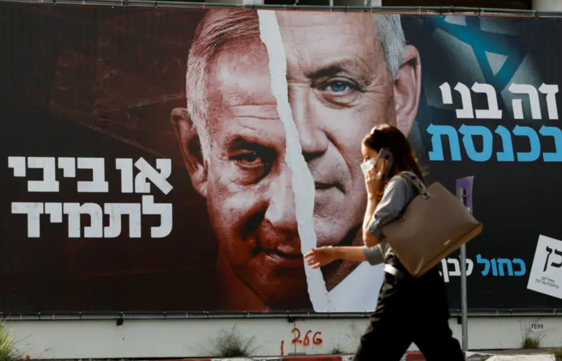 2021'deki seçimlerden önce Netanyahu ve Gantz'ı gösteren bir seçim afişi