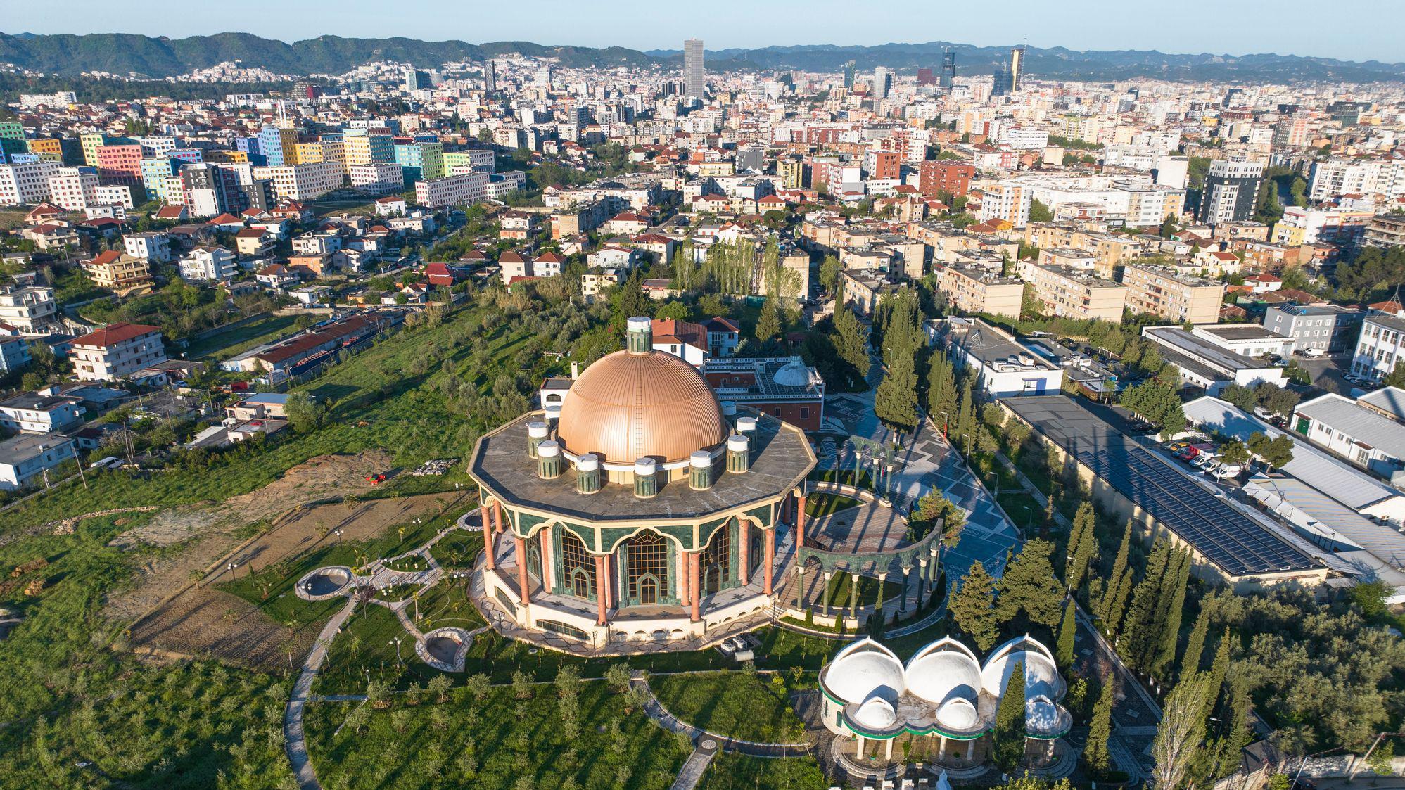 Vista del santuario bektashi en Tirana, Albania.