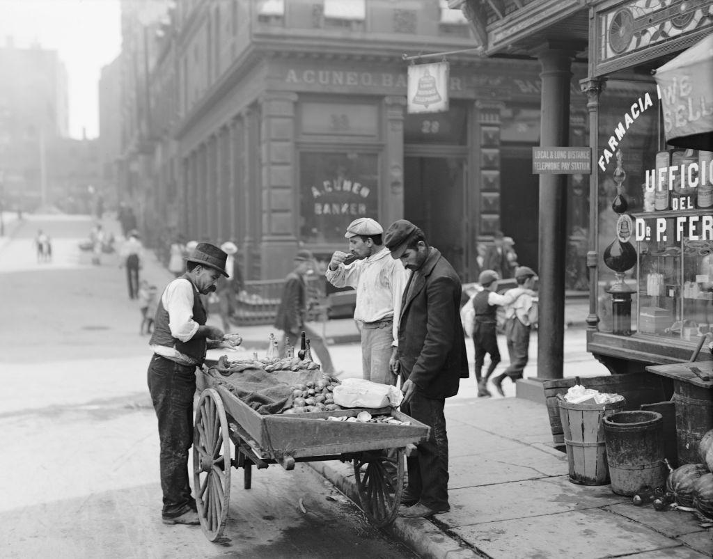 Vendedor de almejas en una calle del barrio Little Italy en Nueva York en el año 1900.