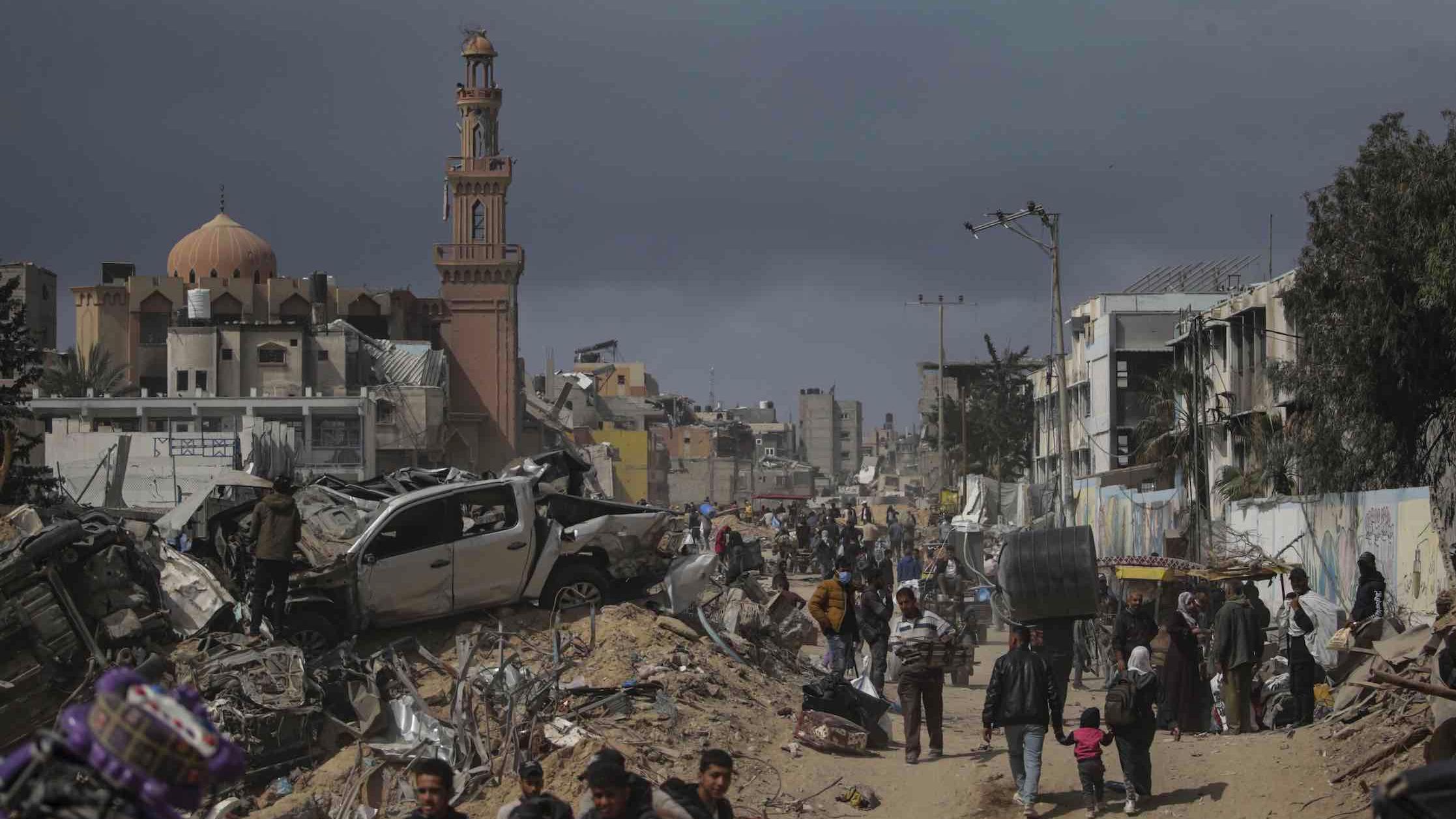 Sebagian besar rumah dan toko di seluruh Gaza telah hancur akibat gempuran Israel sejak Oktober 2023 lalu.han Younis in the southern Gaza Strip on 6 March 2024