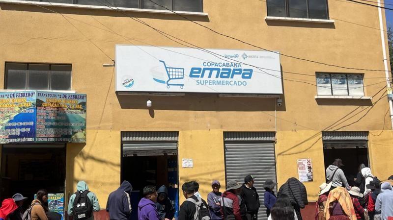 Bolivianos hacen fila frente a una unidad de Emapa