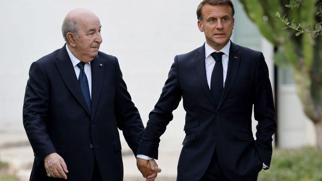 الرئيس الفرنسي إيمانويل ماكرون مع نظيره الجزائري عبد المجيد تبون في اجتماع قمة الدول السبع في إيطاليا