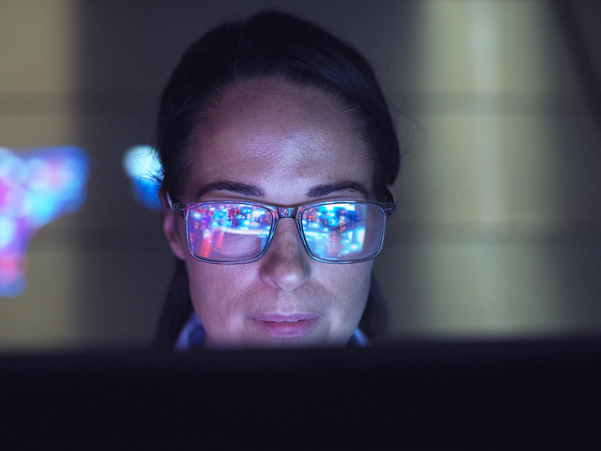 Una mujer mira una pantalla con datos
