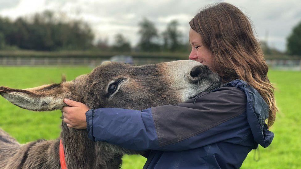 Janneke Merkx com um dos burros do santuário de Devon