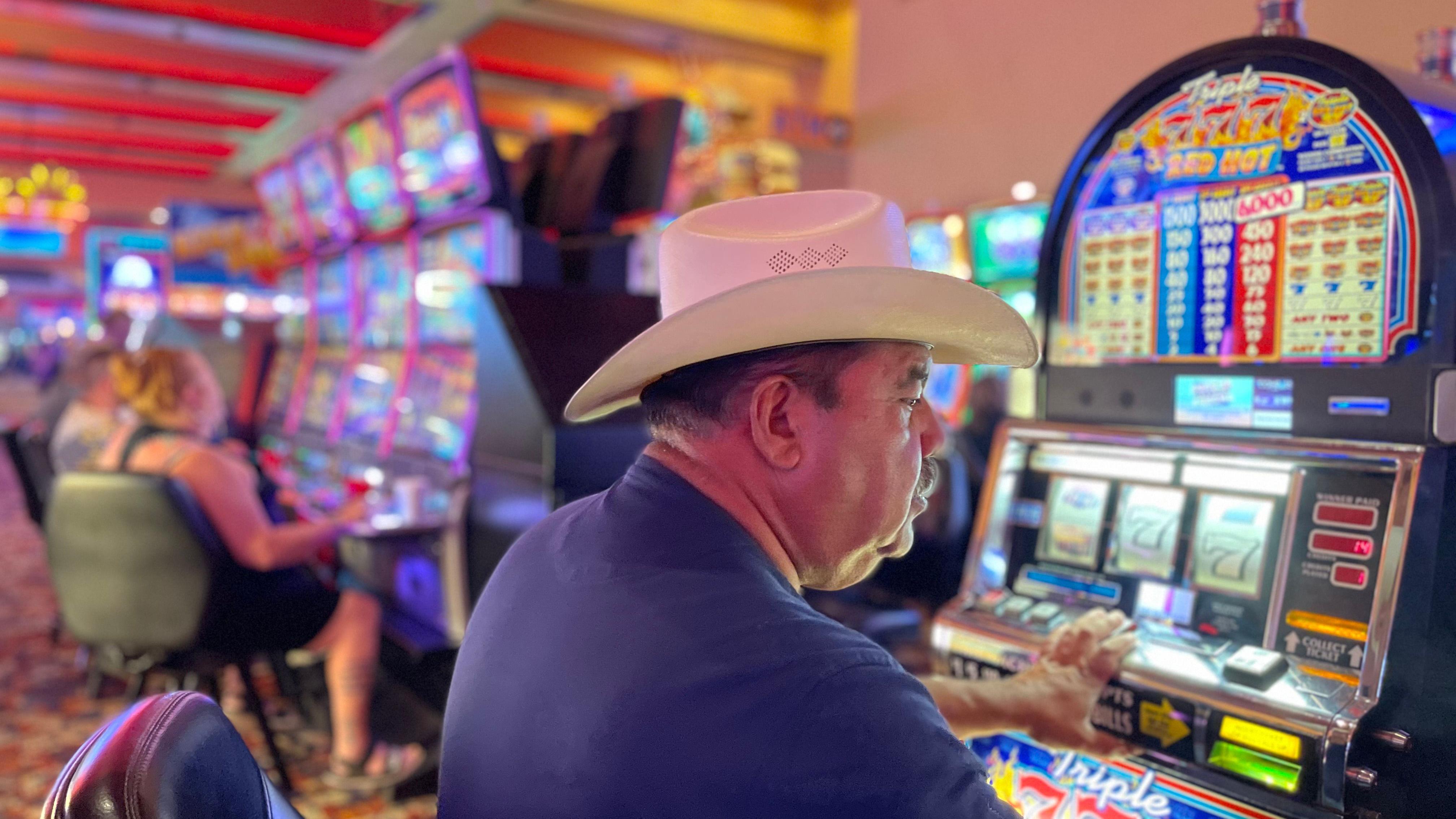 Texano juega en una máquina del casino de Sunland Park, Nuevo México, Estados Unidos, el 25 de julio de 2024.