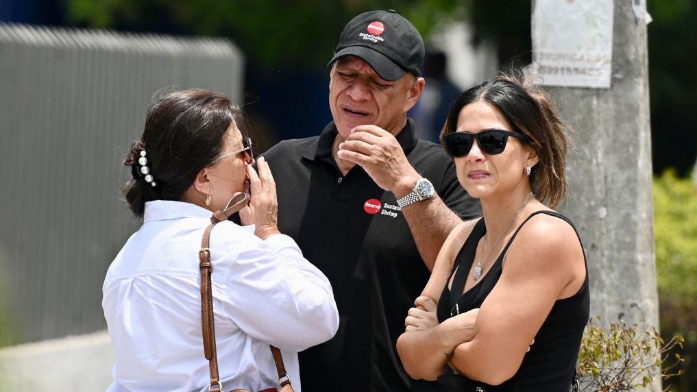 Parientes de María Daniela Icaza en las afueras de la morgue de Guayaquil el viernes 13 de septiembre