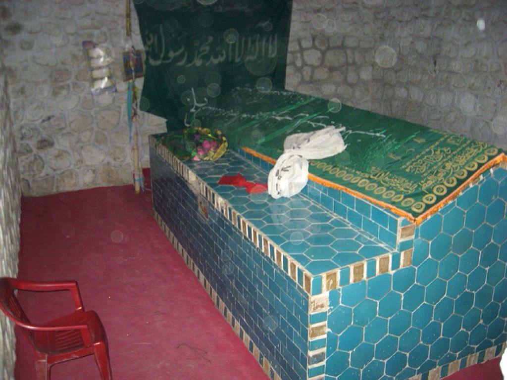 Tumba de Rabia dentro del santuario en Balj.