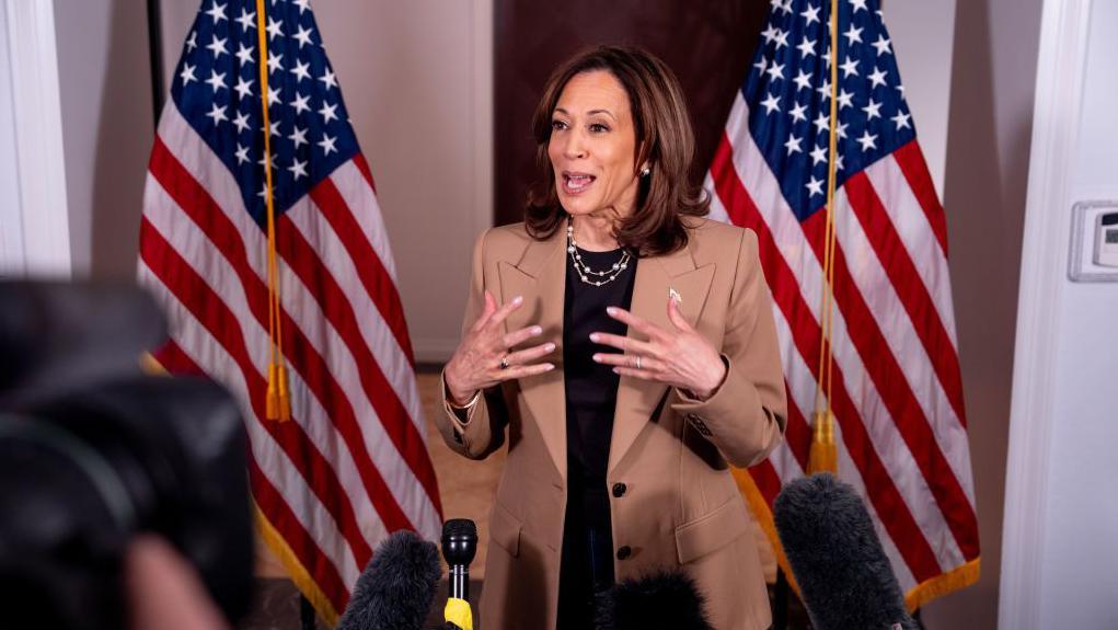 Kamala Harris discursando em ato de campanha na Filadélfia, na Pensilvânia, em 23 de outubro de 2024