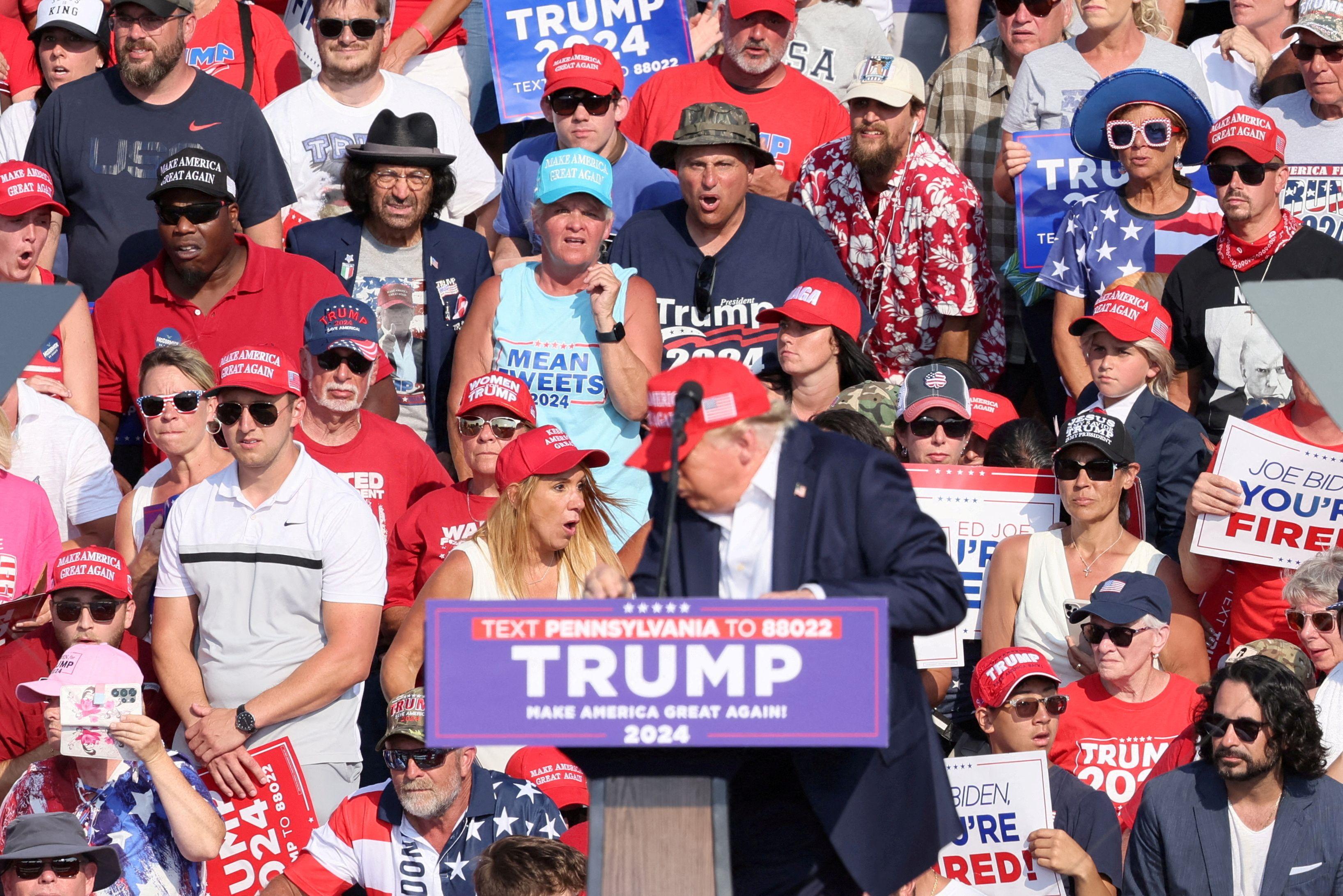 Momento em que multidão e Trump ouvem os tiros 