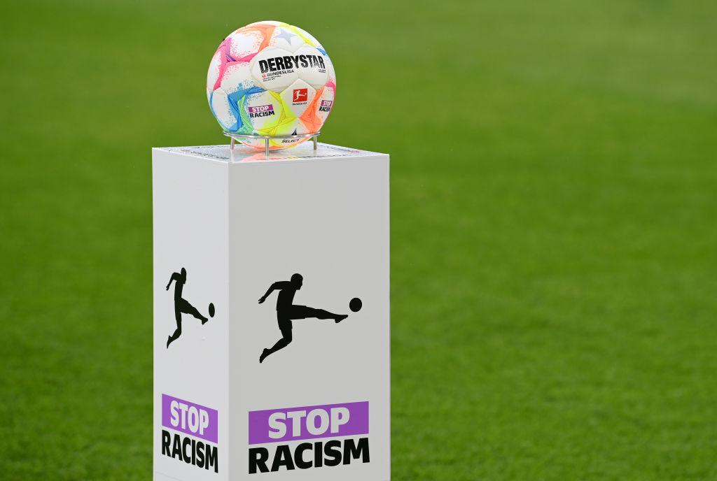 Ação contra o racismo antes de um jogo da Bundesliga, liga profissional de futebol da Alemanha