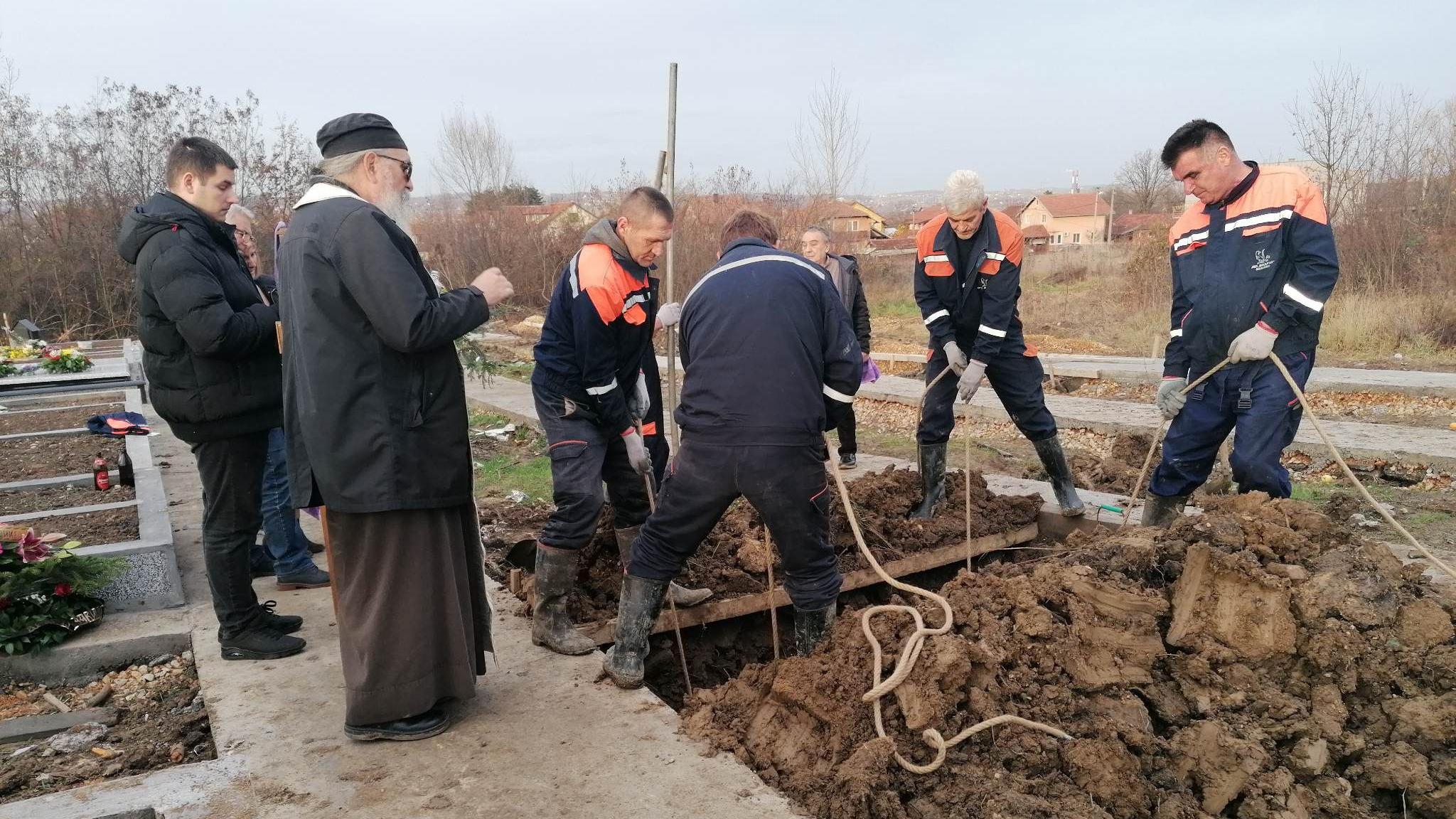 sahrana, grobari i pravoslavni sveštenik