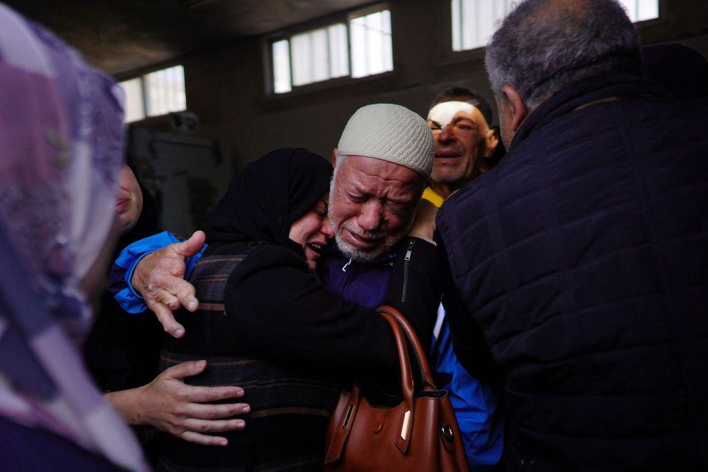 Una mujer y un hombre se abrazan tras perder familiares en un bombardeo israelí en Gaza. 