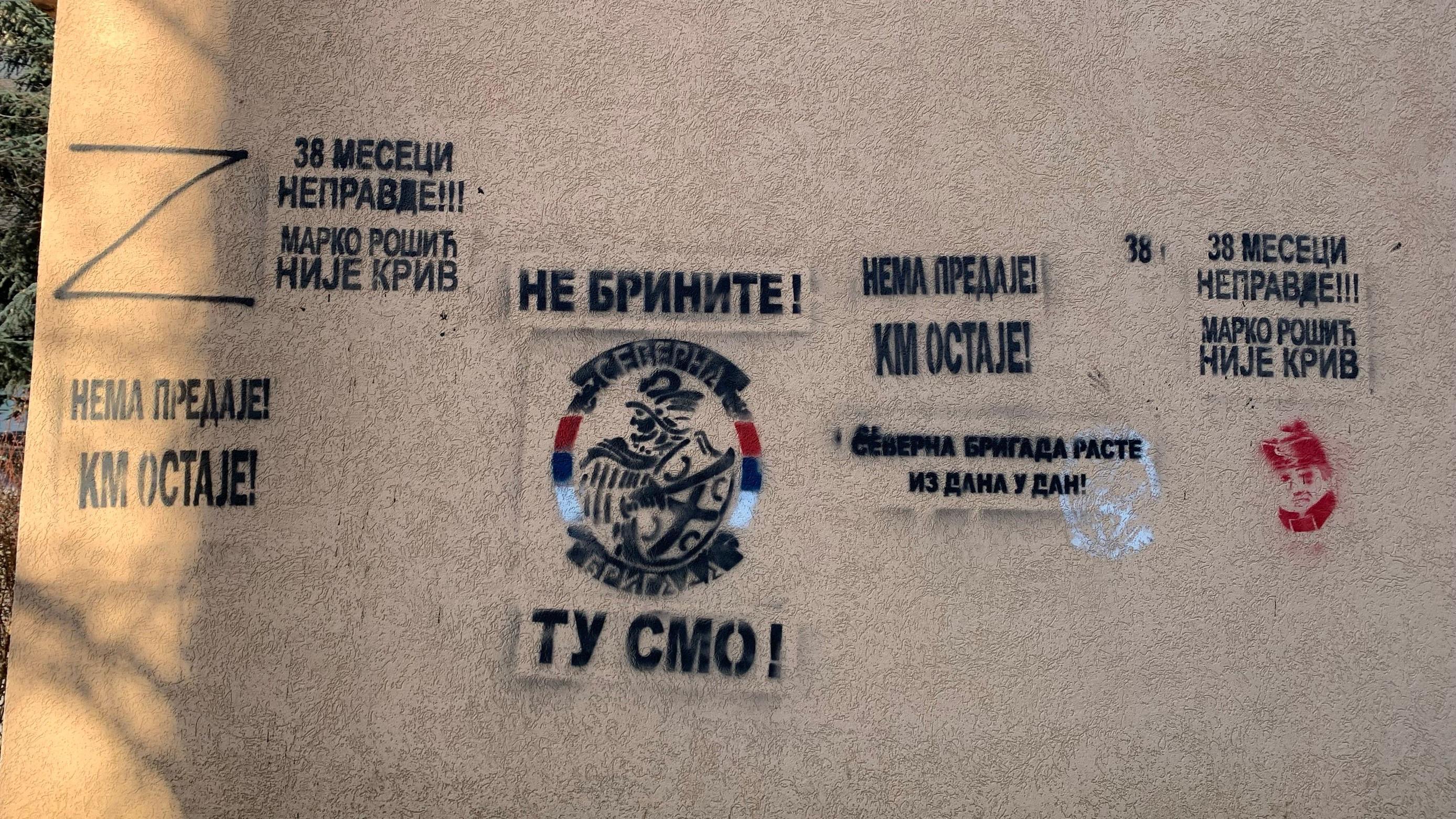 Brigada Sever i Civilna zaštita su srpske neformalne grupe, vojno obučenih ljudi, koje je Kurti nazvao „terorističkim organizacijama“, a grafiti po zidovima sugerišu da nisu rasformirane