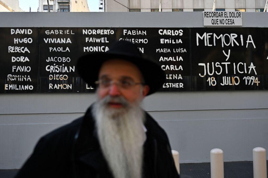 Un rabino frente al mural de las víctimas en la sede donde estaba la AMIA