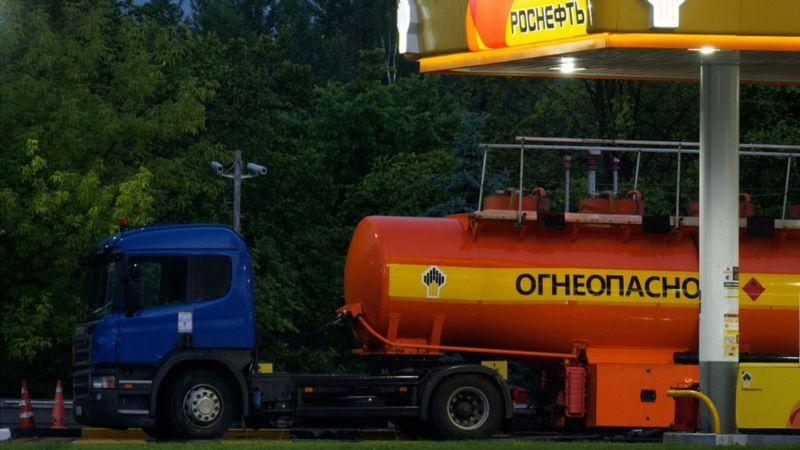 Caminhão-tanque de combustível em posto de gasolina