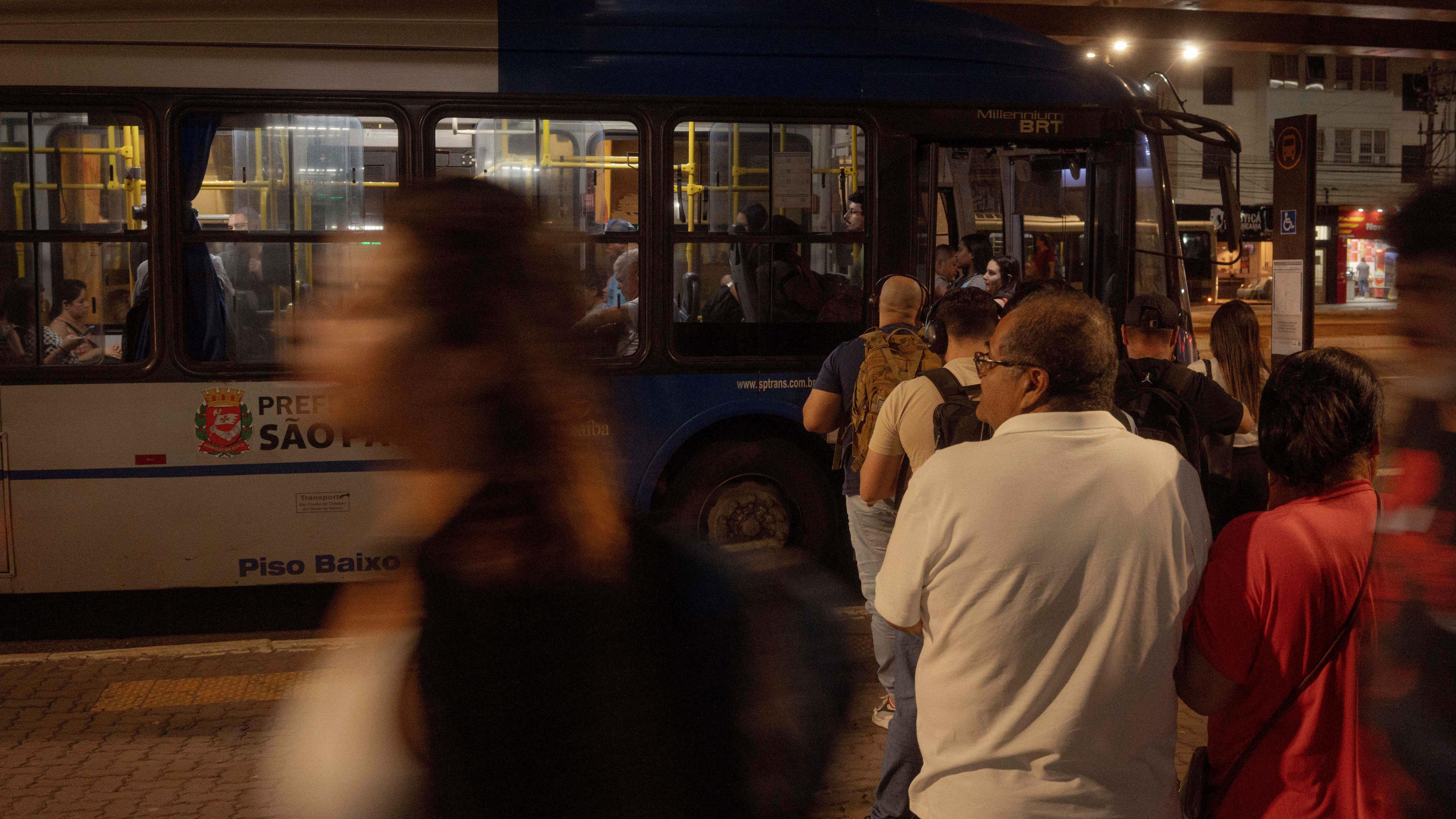 Fila para entrar em um ônibus na região de São Paulo em horário de pico, quando trabalhadores voltam para casa