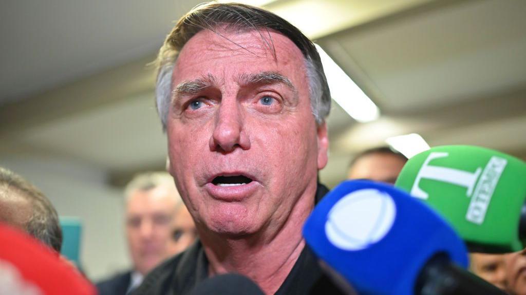 O ex-presidente brasileiro Jair Bolsonaro fala à imprensa após o almoço e uma visita aos líderes do Partido Liberal (PL) no Senado Federal em 18 de fevereiro de 2025