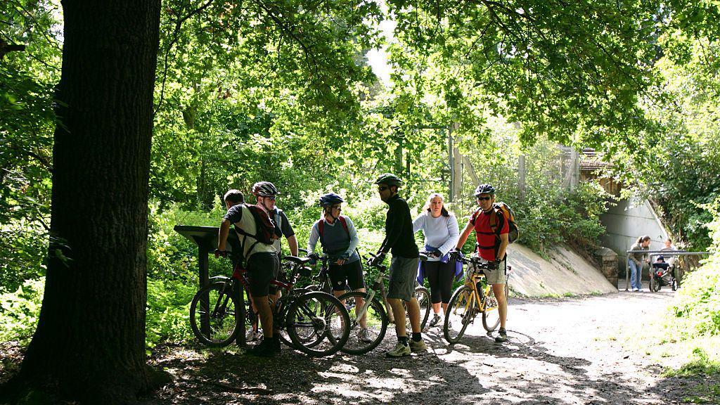 Ciclistas em meio a árvores em Petts Wood, no sudeste de Londres