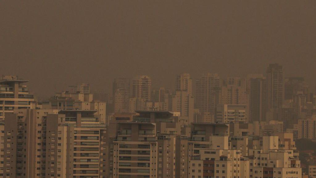 Céu de São Paulo muito cinza de poluição