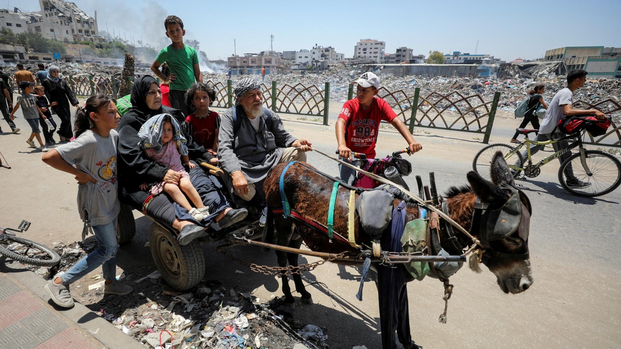 Palestinians flee Gaza Citys Shejaiya area amid heavy bombardment