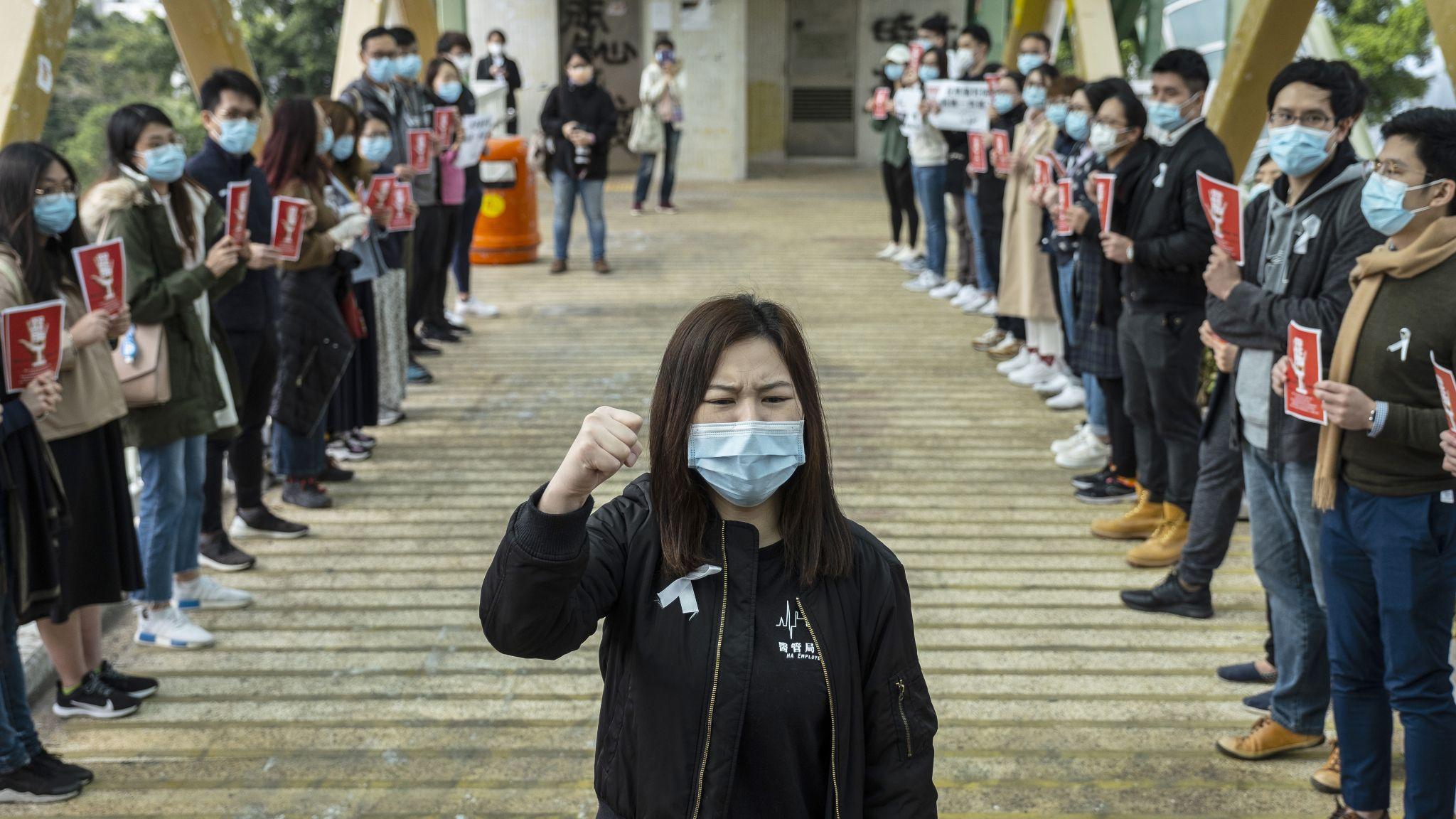 香港瑪麗醫院外余慧明（中）帶領罷工醫護人員叫喊口號（3/2/2020）