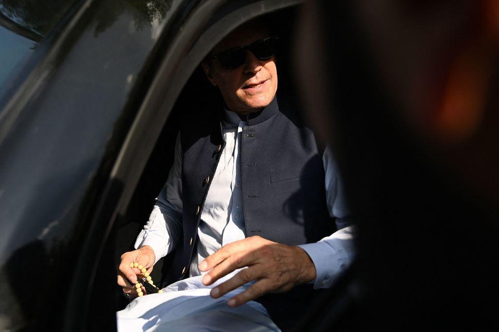 عمران خان کا کہنا ہے کہ انھیں ڈیل آفر ہوئی کہ تین سال خاموش ہو کر پیچھے ہٹ جائیں۔