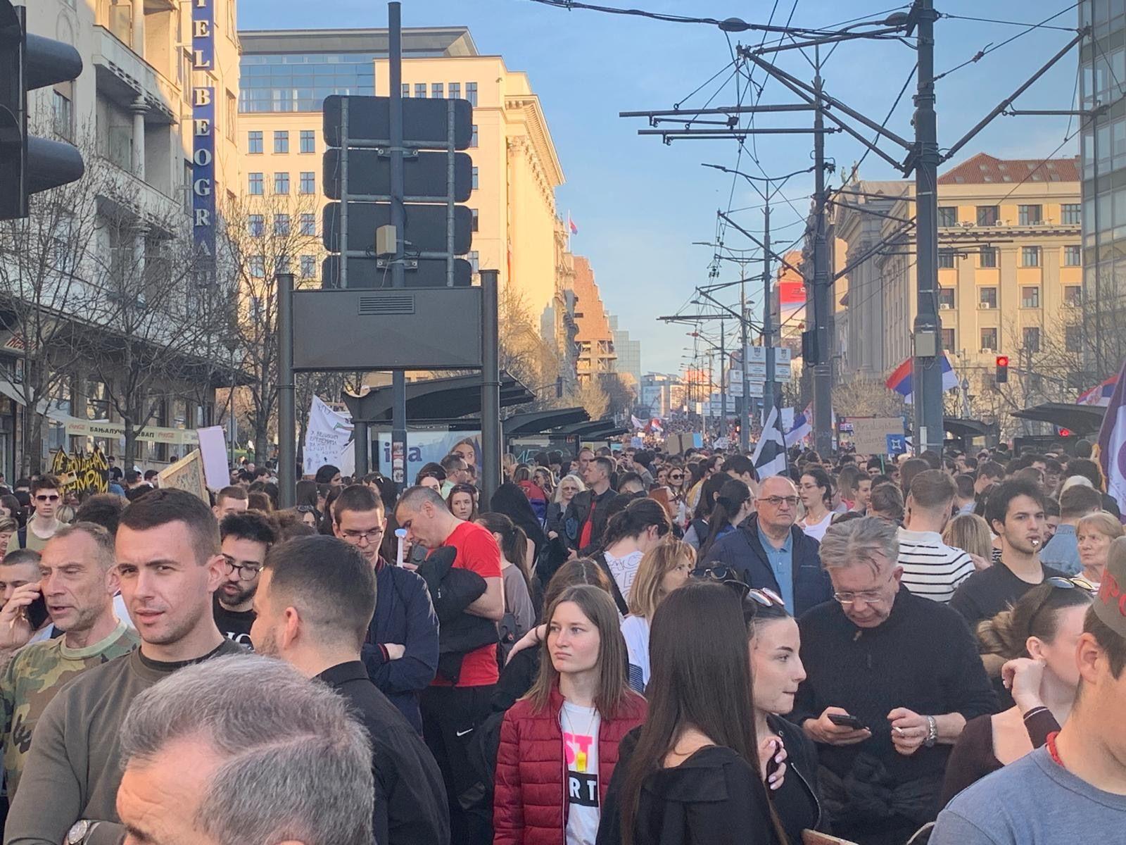 Protesti u Beogradu, ljudi šetaju