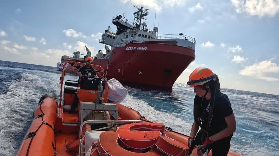 Rescatistas con el barco Ocean Viking.