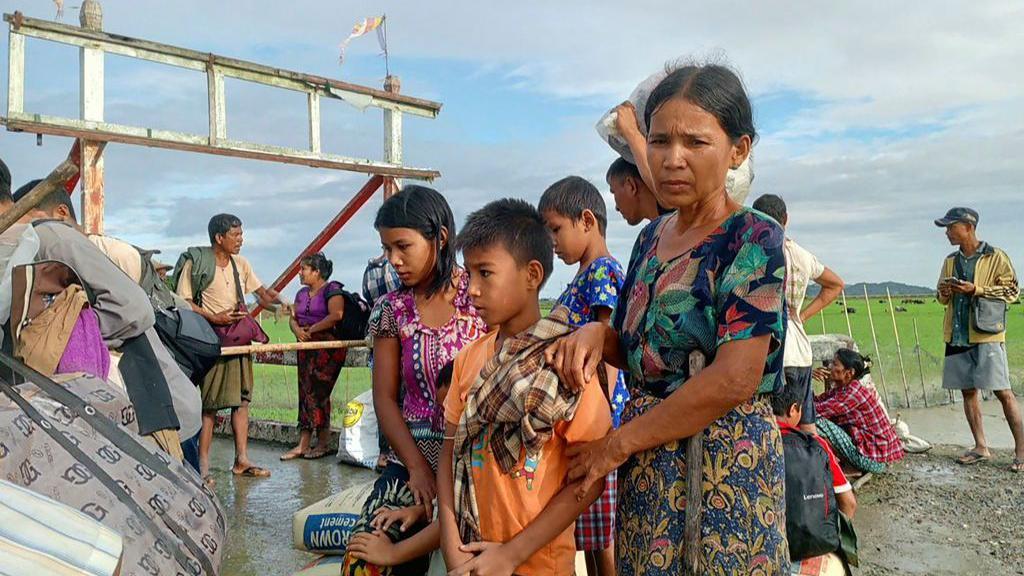 Warga sipil melarikan diri dari sebuah desa setelah pertempuran antara militer Myanmar dan Tentara Arakan (AA) di Paktauw, yang terletak di bagian barat Negara Bagian Rakhine, pada 19 November 2023.