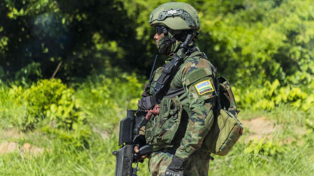 Soldado fortemente armado em área de mata