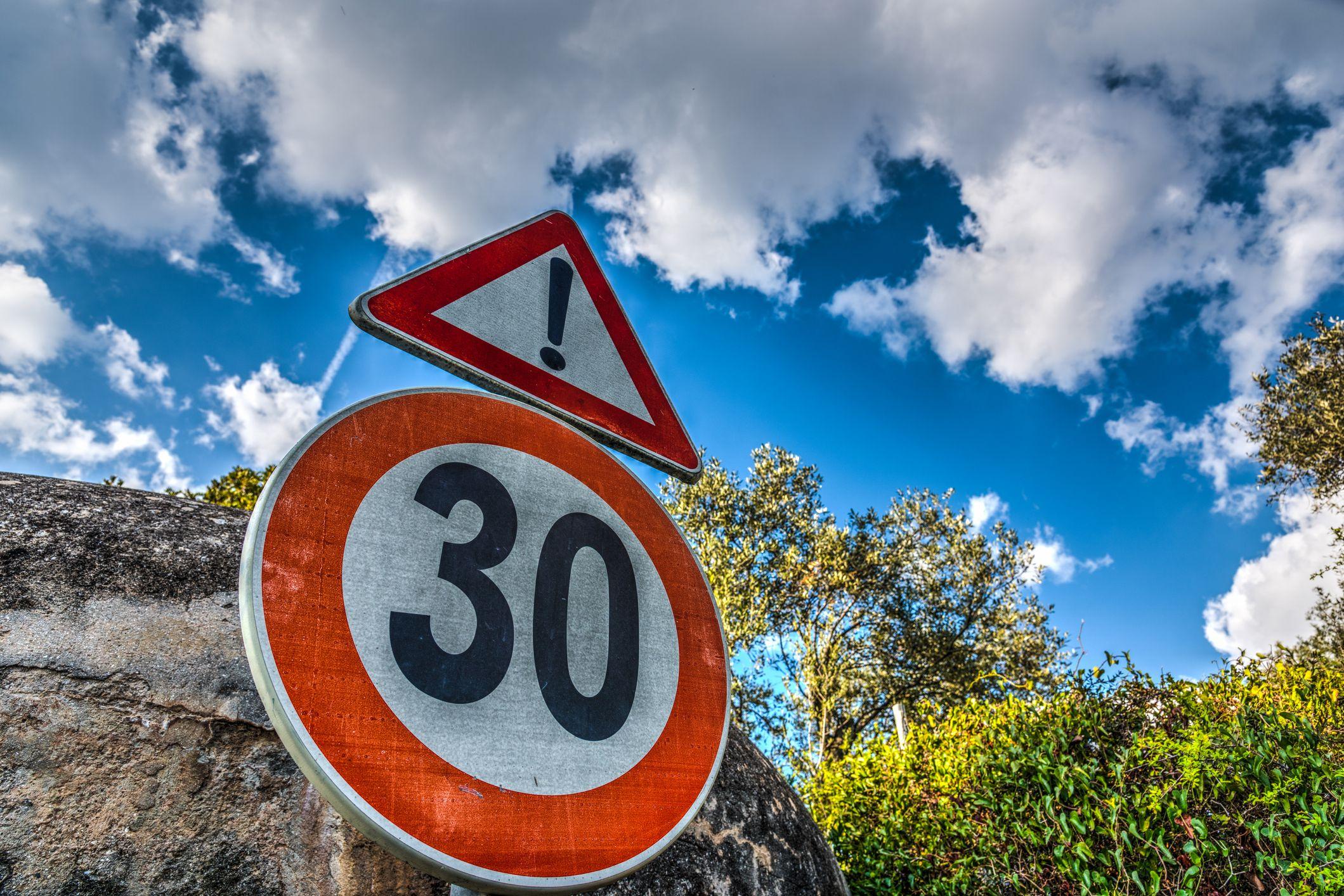 Una señal de tránsito que dice que el límite de velocidad es de 30 km por hora.