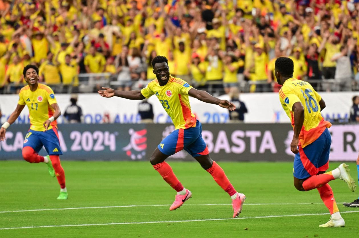 Jugadores de Colombia festejan un gol