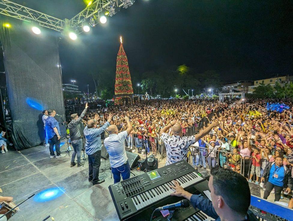 Los músicos de espalda frente a una multitud de personas