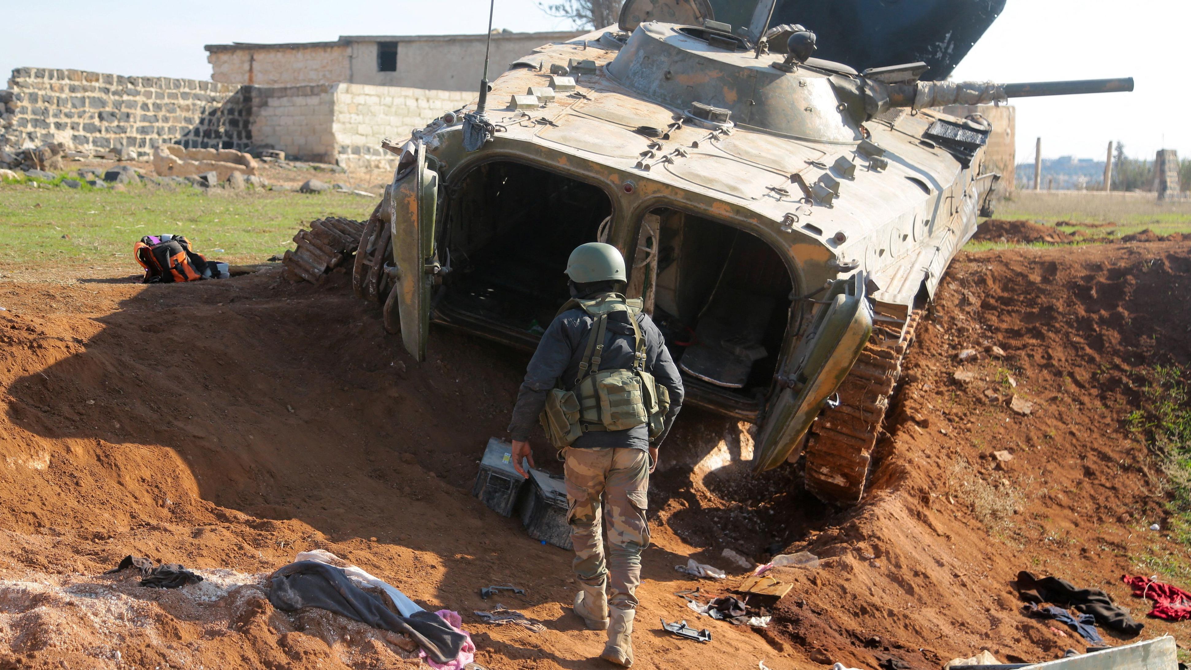 مقاتل من المعارضة يسير بالقرب من مركبة عسكرية في منغ، شمال حلب، سوريا، 2 ديسمبر/كانون الأول 2024