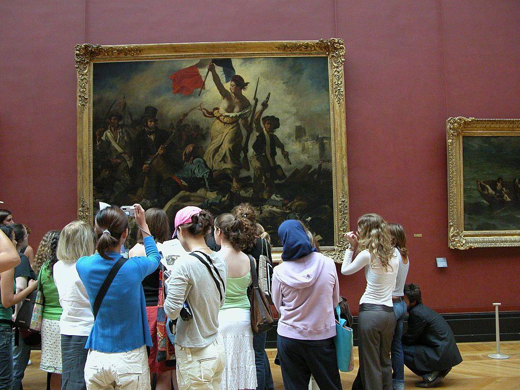 Pinturas en el museo del Louvre viendo el cuadro de la libertad
