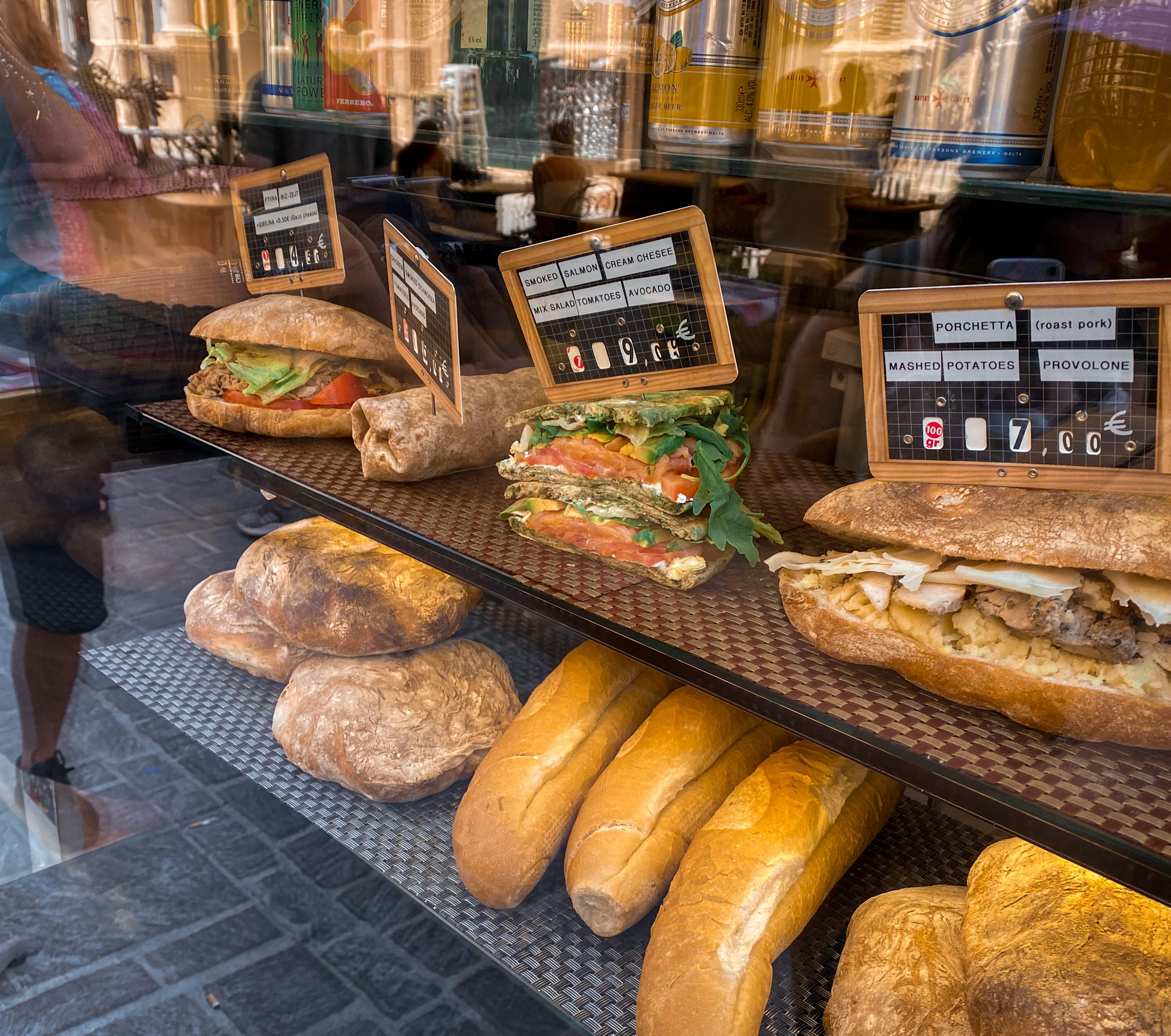 Padaria em Malta com vários pães e sanduíches exibidos em prateleiras
