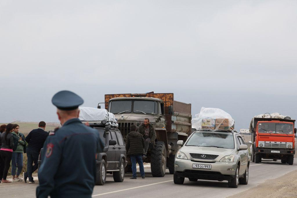 Los refugiados esperando después de cruzar la frontera y llegar a un centro de registro del Ministerio de Asuntos Exteriores de Armenia, cerca de la ciudad fronteriza de Kornidzor.