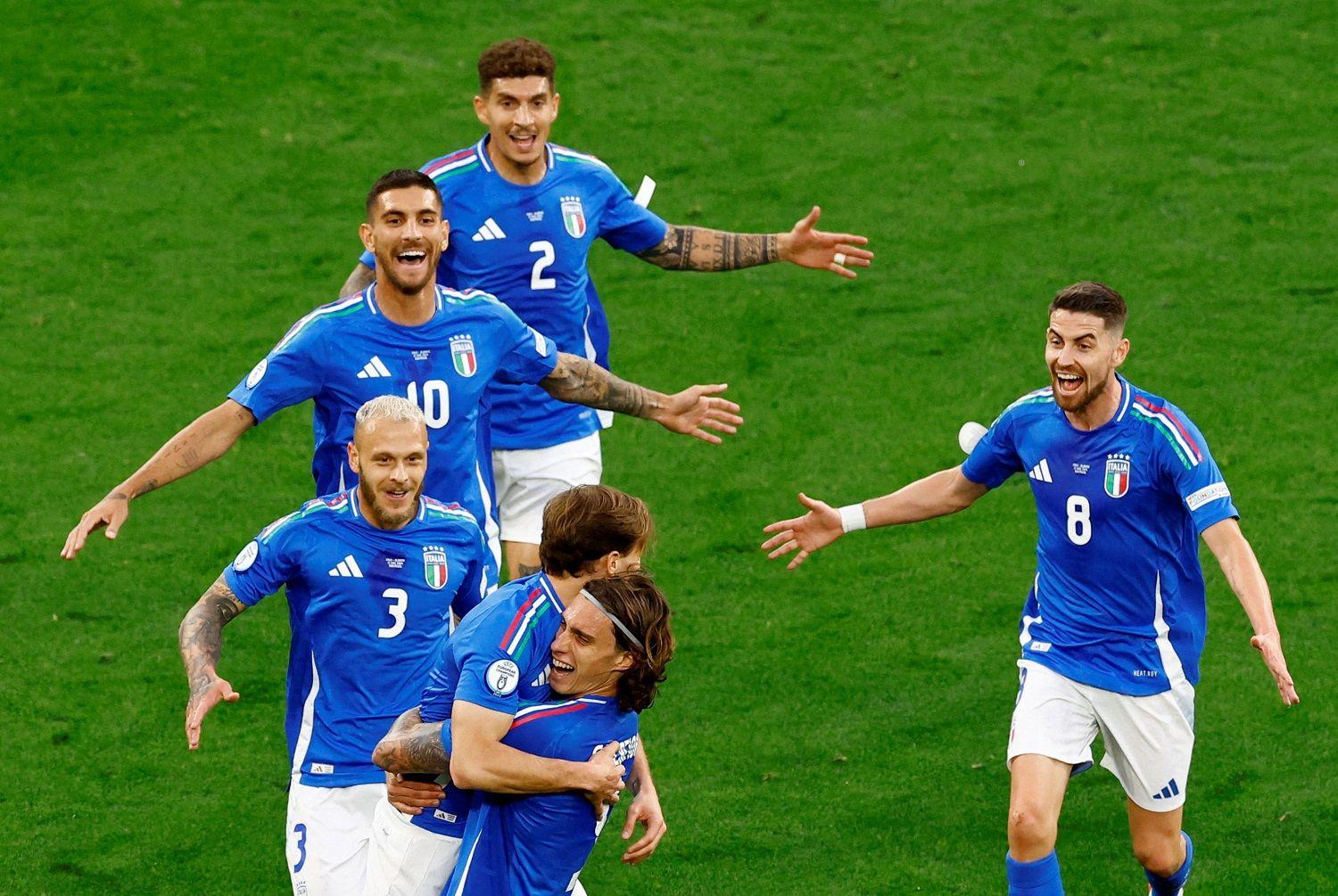 فرحة لاعبي منتخب إيطاليا بعد الفوز على ألبانيا