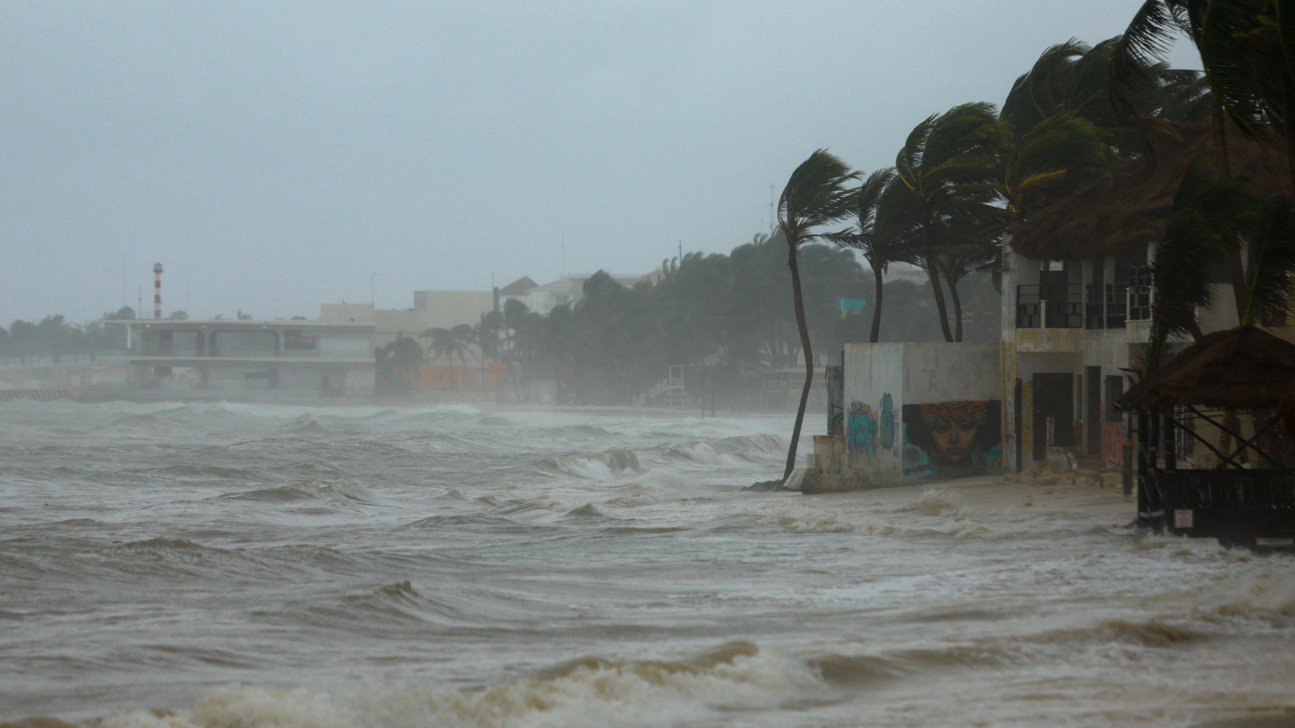 Playa del Carmen, México, azotada por el huracán Beryl