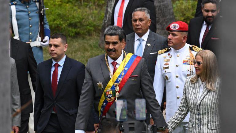 Maduro camina junto a su esposa, Cilia Flores