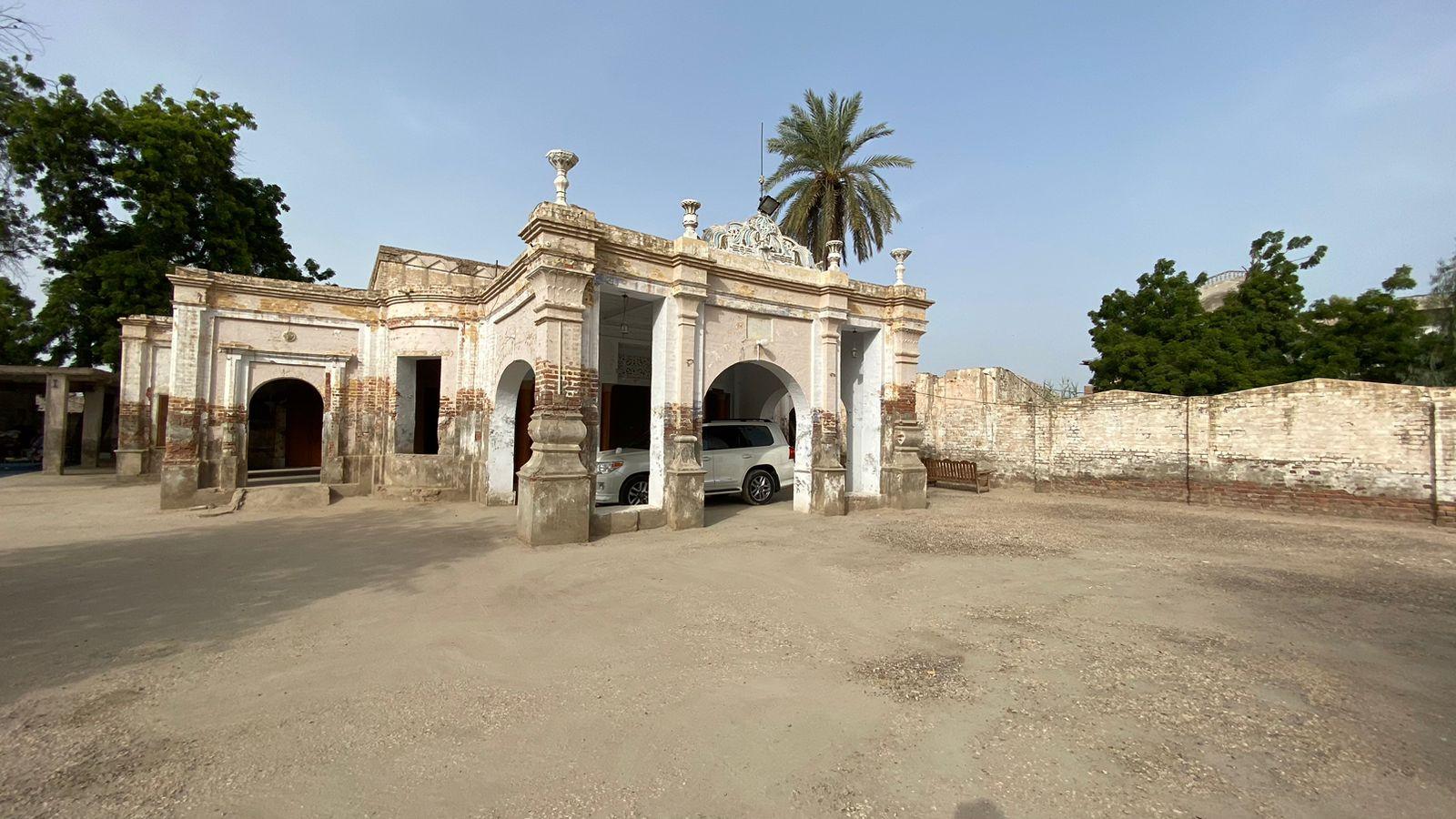 پیروں کی تصویر