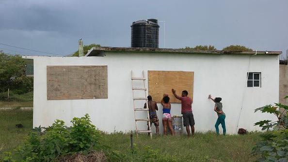 Pessoas se preparando para furacão