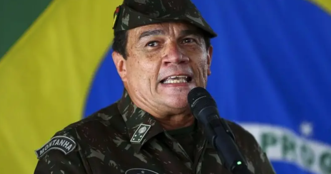 General Paulo Sérgio Nogueira uniformizado durante discurso com a bandeira do Brasil ao fundo