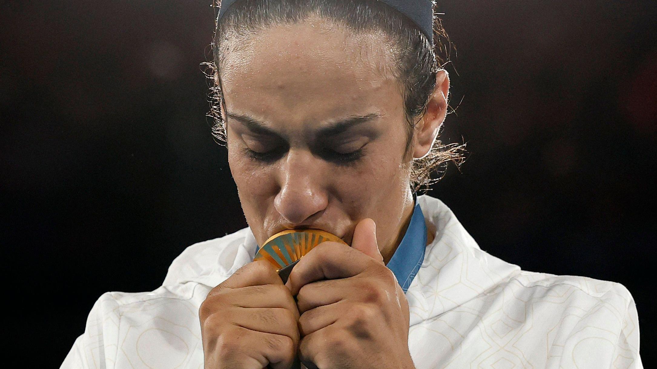 Imane Khelif besa emocionada la medalla de oro