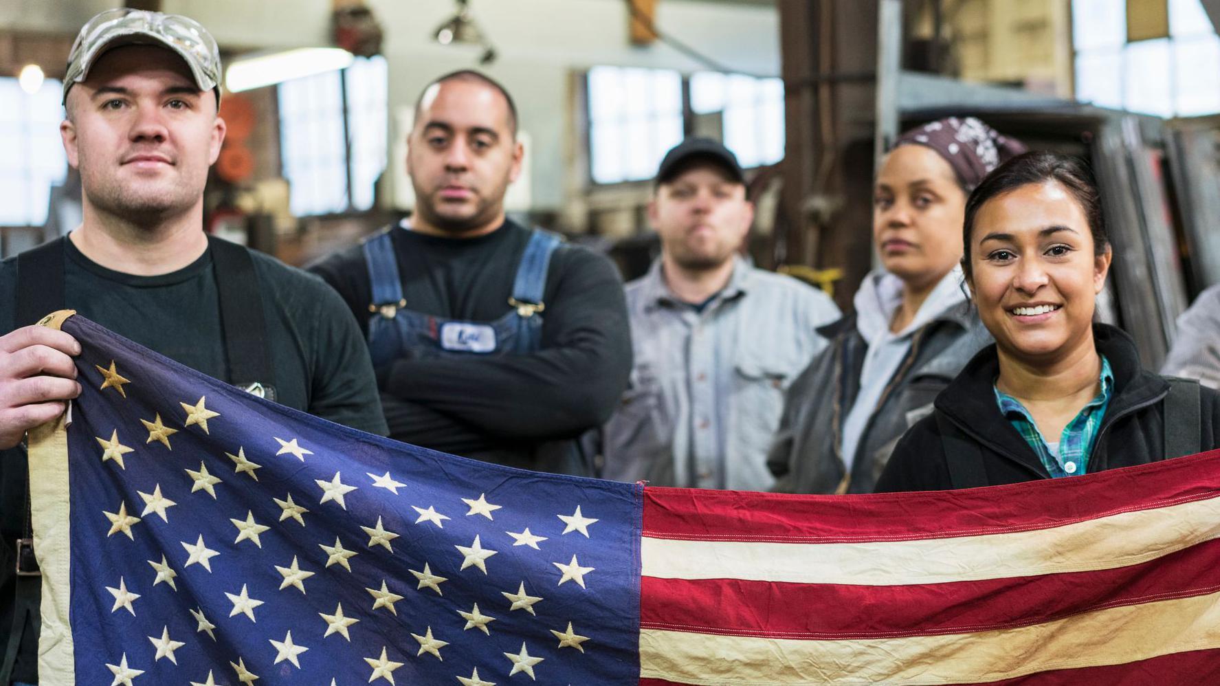 Migrantes con bandera EEUU