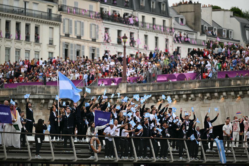 La delegación argentina sobre un barco en el río Sena en la ceremonia inaugural de los Juegos Olímpicos París 2024